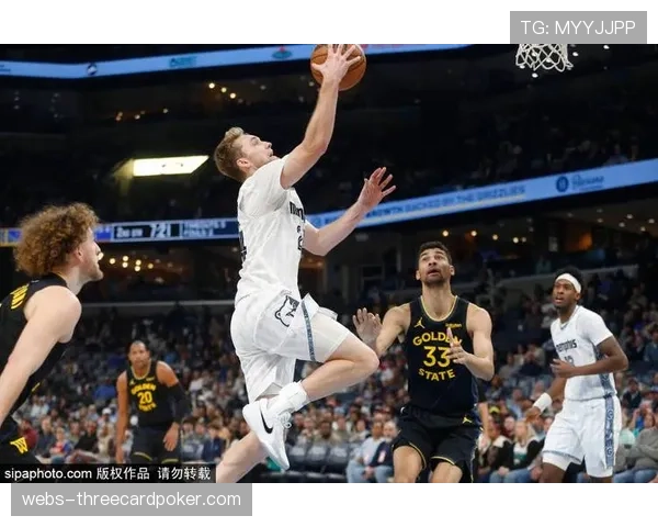 凯尔特人队内训练视频流出，展示霍福德与波尔津吉斯演练高低位联防配合