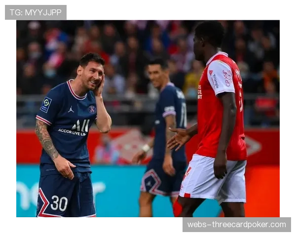 特写:十九岁小将埃梅加上演法甲首秀,赛后与父亲在看台相拥而泣 特写:十九岁小将埃梅加上演法甲首秀,赛后与父亲在看台相拥而泣