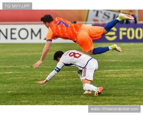 武汉三镇门将方镜淇扑救脱手导致丢球，防线问题全面暴露